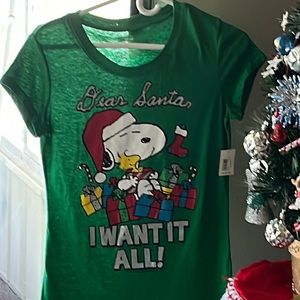 Cute little tee for Christmas. Great for someone who loves Peanuts.